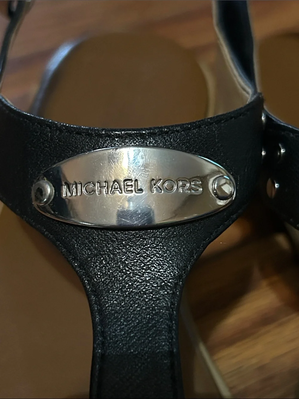 Michael Kors Women’s MK Plate Logo Thong Flat Sandal Leather Tan Sole Women’s  7